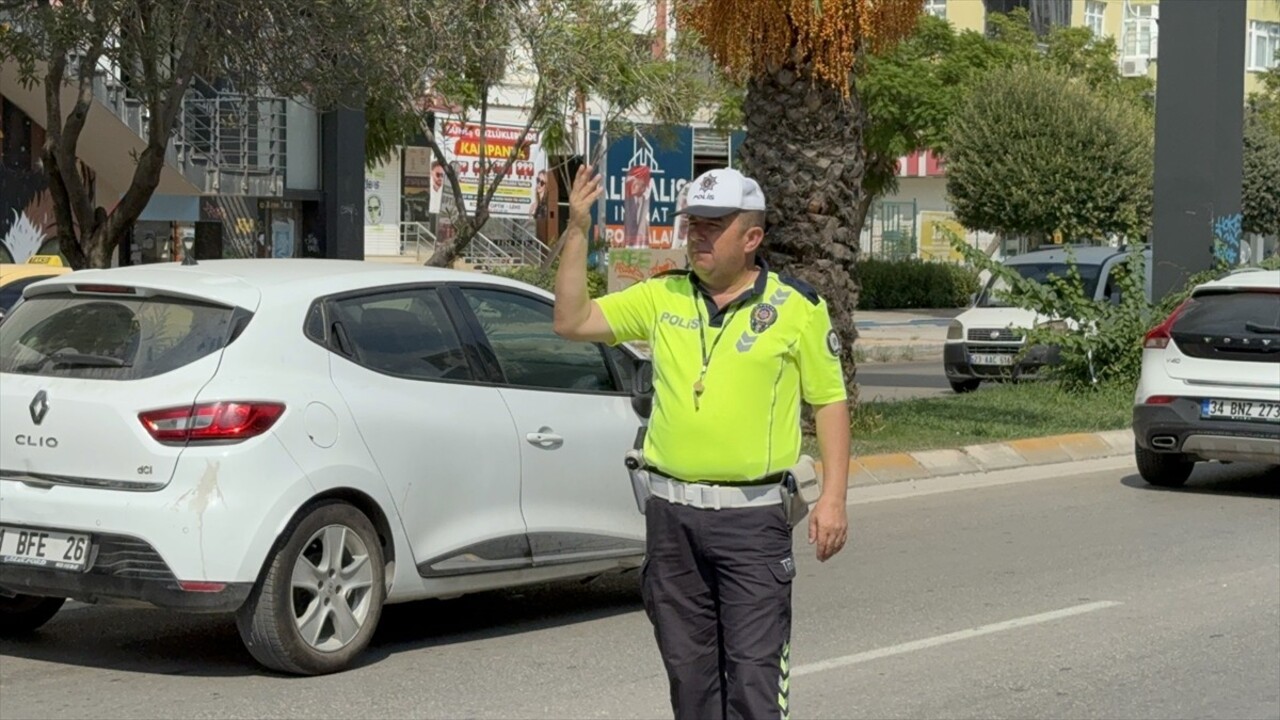 Adana'nın merkez Çukurova ilçesinde dronla gerçekleştirilen trafik denetiminde kural ihlali...