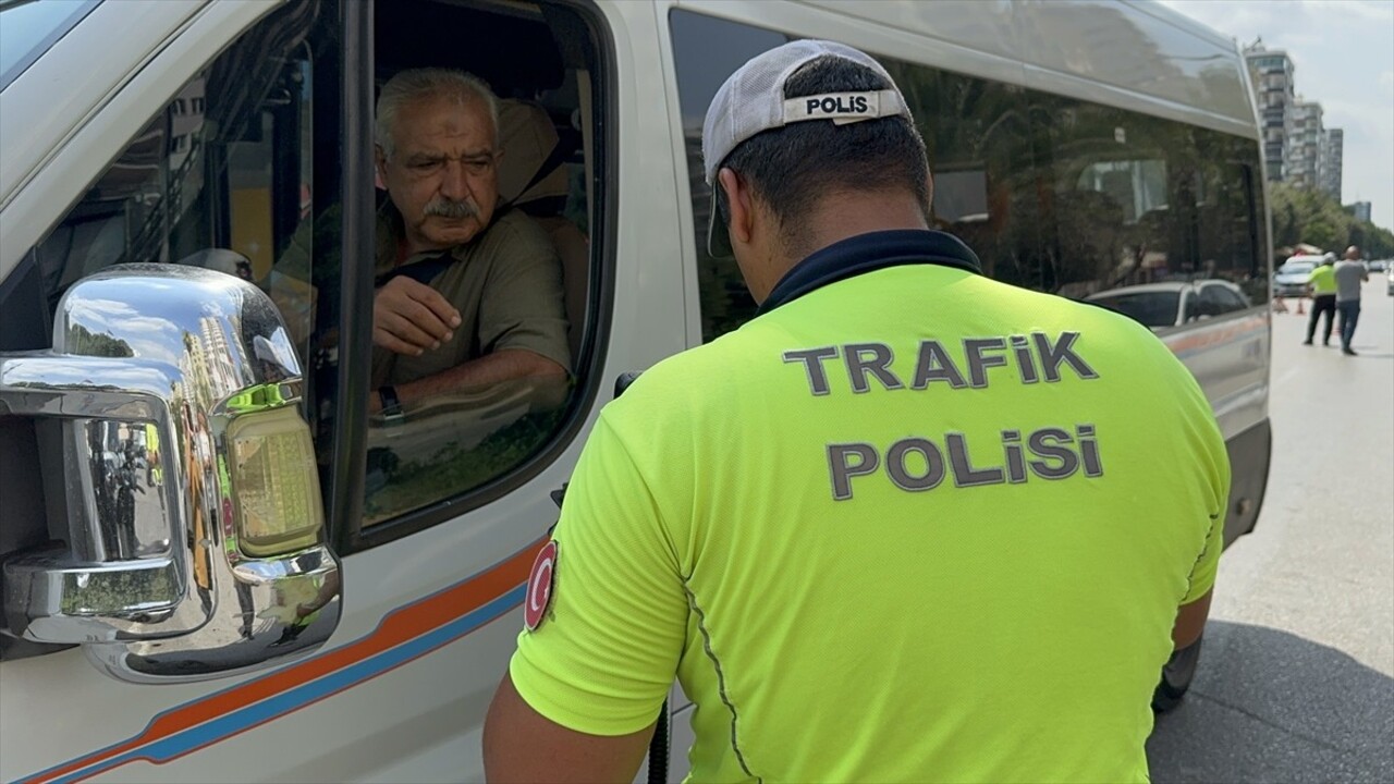 Adana'nın merkez Çukurova ilçesinde dronla gerçekleştirilen trafik denetiminde kural ihlali...