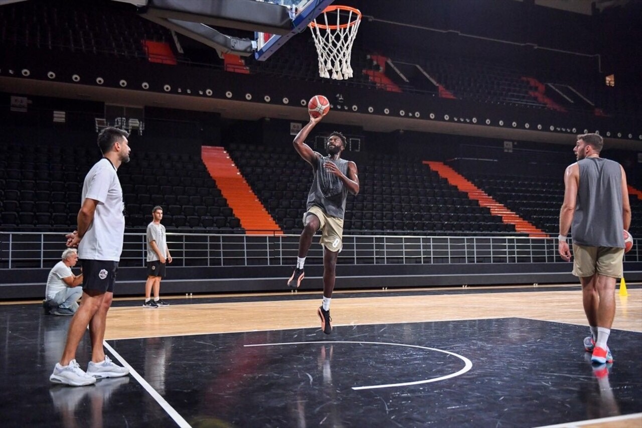 Mersin Spor, 10 yıl aradan sonra yeniden yükseldiği Türkiye Sigorta Basketbol Süper Ligi'nde sezon...