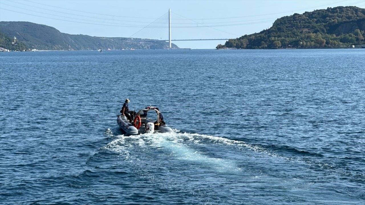 Sarıyer'de tekne batması sonucu denizde kaybolan kişiyi arama çalışmaları devam ediyor.