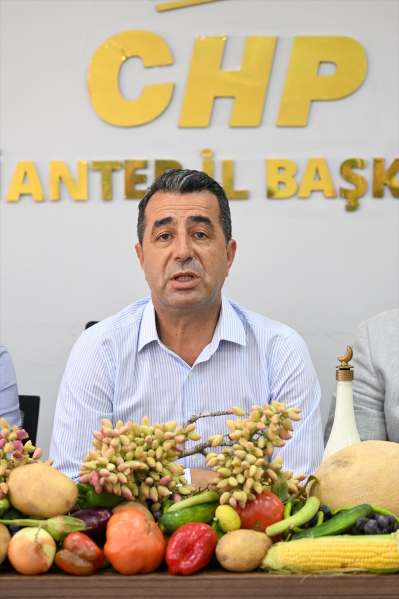 CHP Genel Başkan Yardımcısı Erhan Adem (ortada), Gaziantep'te partisinin il başkanlığında basın...