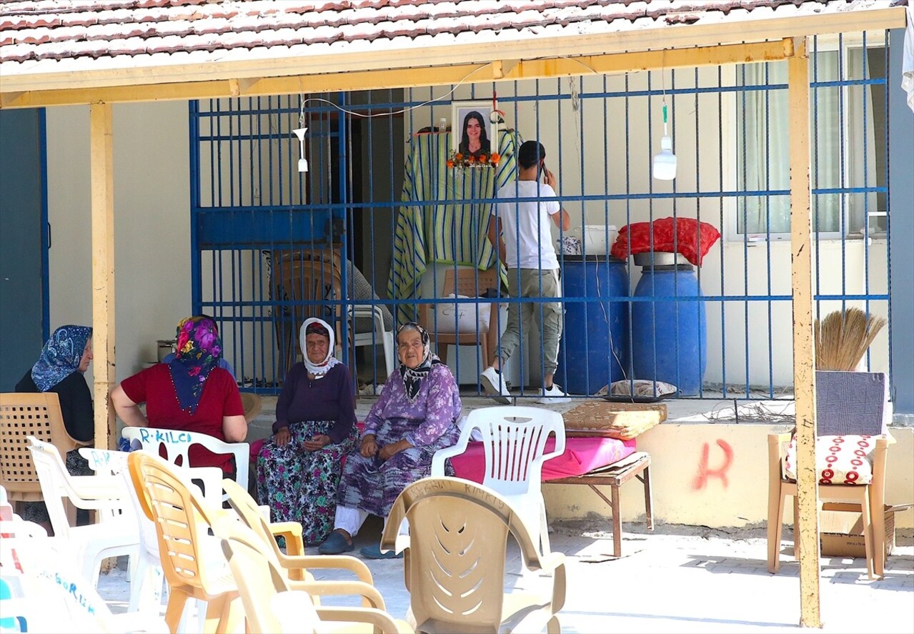 Hatay'ın Antakya ilçesinde düğününe 17 gün kalan İdal Şahin (19), kalp krizi sonucu yaşamını...