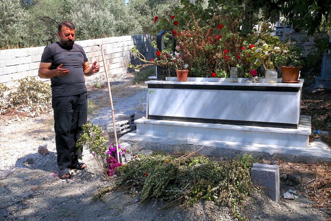 Hatay'ın Antakya ilçesinde düğününe 17 gün kalan İdal Şahin (19), kalp krizi sonucu yaşamını...