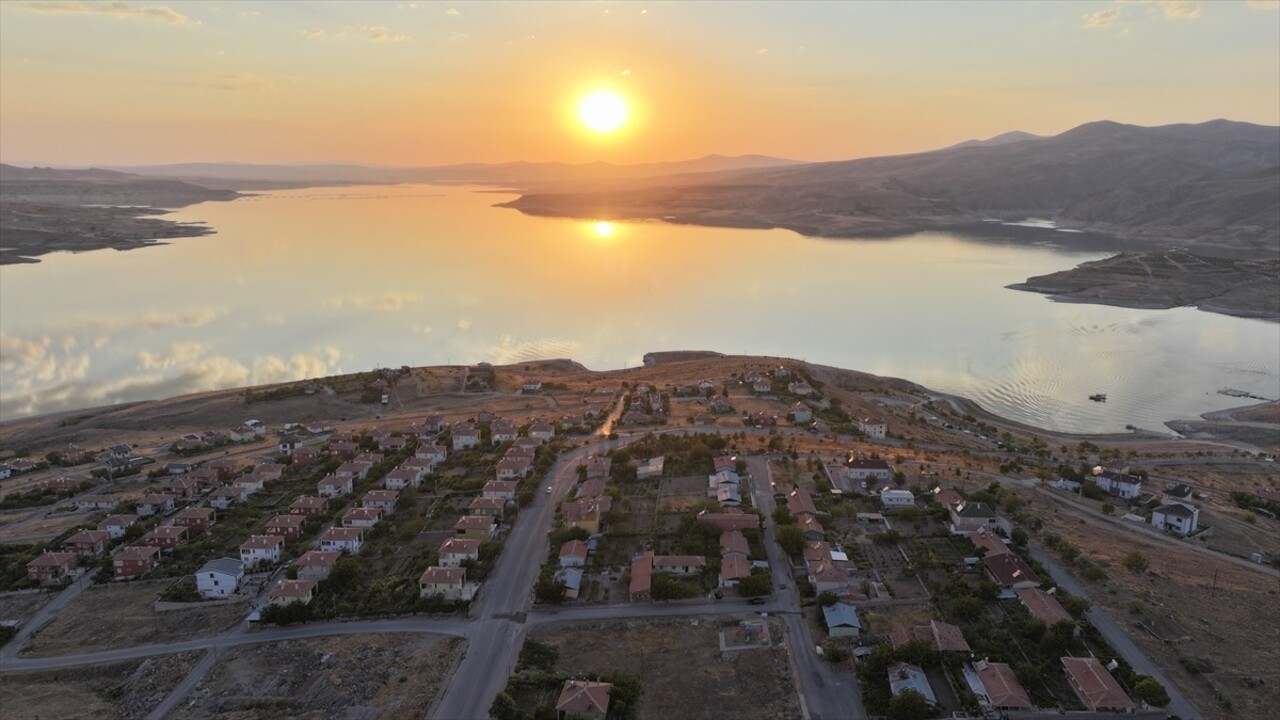 Kayseri'de Yamula Barajı'nın suları altında kalan Kuşçu beldesinden toplanan yaklaşık bin eşya, 80...