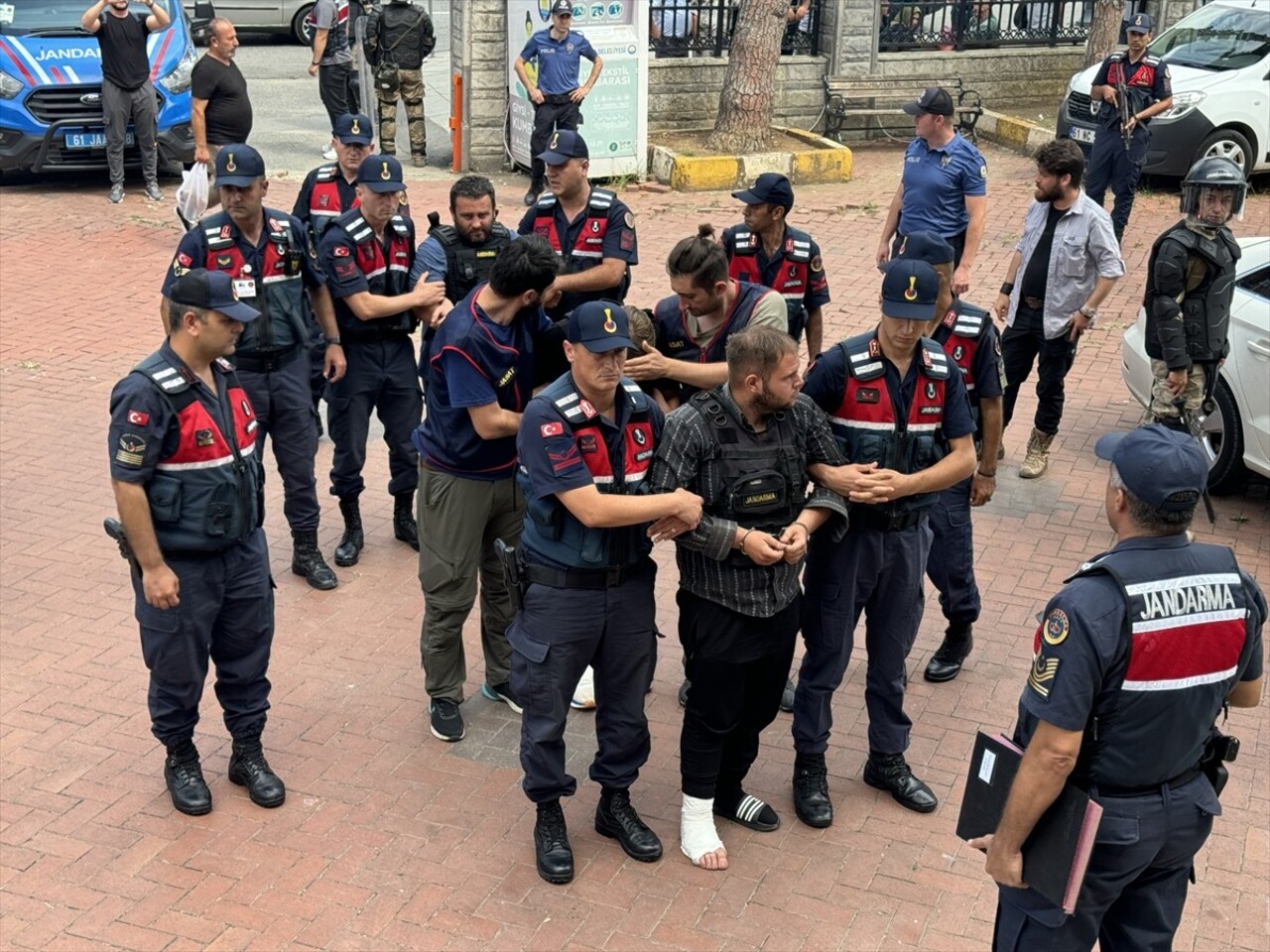 Trabzon'un Araklı ilçesinde, yangın çıkan evde cesedi bulunan 3 kişinin bıçaklanarak...