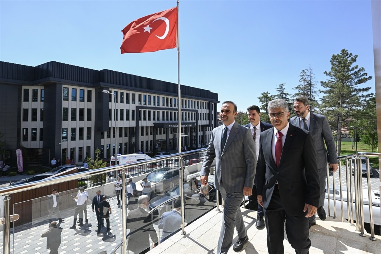 Sanayi ve Teknoloji Bakanı Mehmet Fatih Kacır (solda), Niğde'deki programı kapsamında Valiliği...