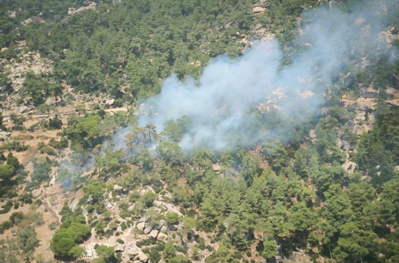 Muğla’nın Yatağan ilçesinde Turgutlar Mahallesi yakınlarındaki ormanlık alanda başlayan yangına...