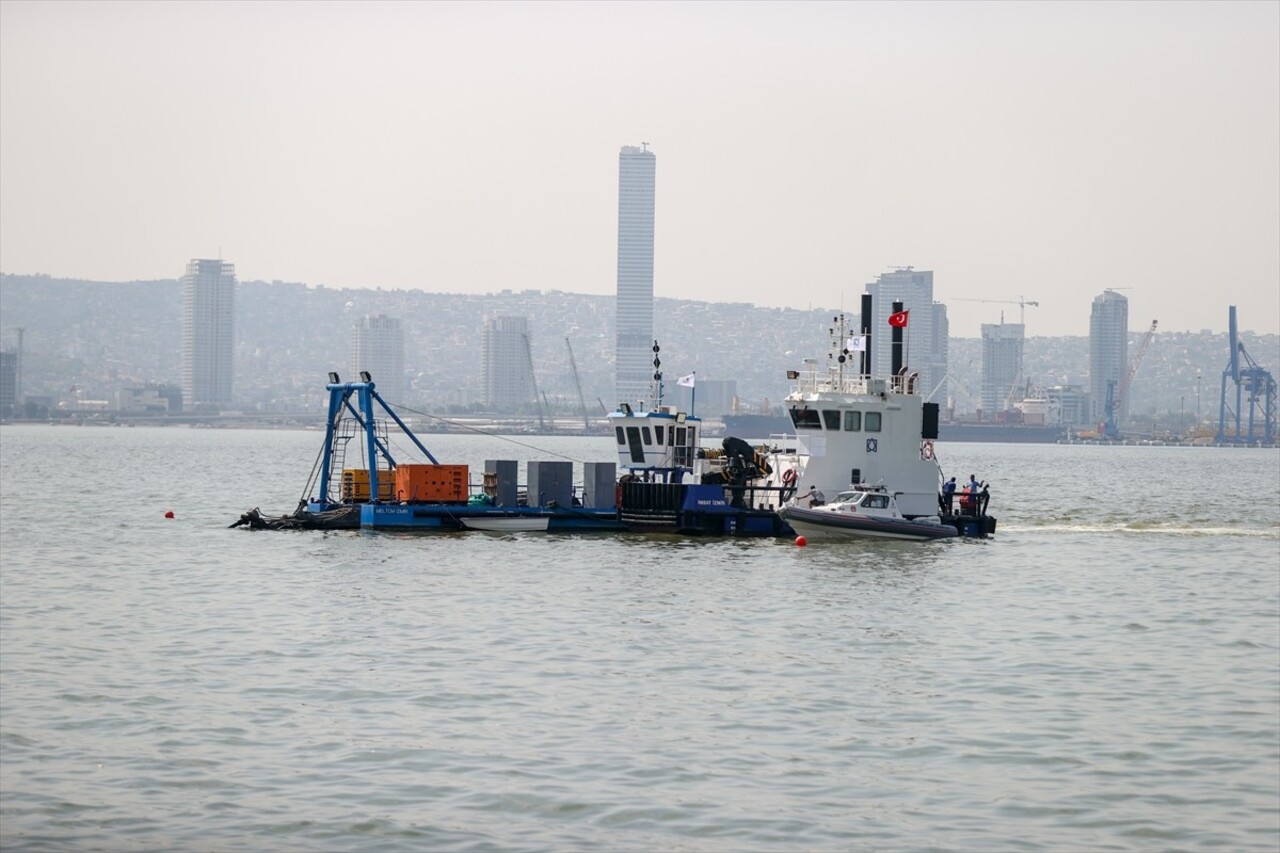 İzmir Körfezi'nde Bayraklı ilçesi sahilinde görülen balık ölümleri ve kötü koku, yayılarak...