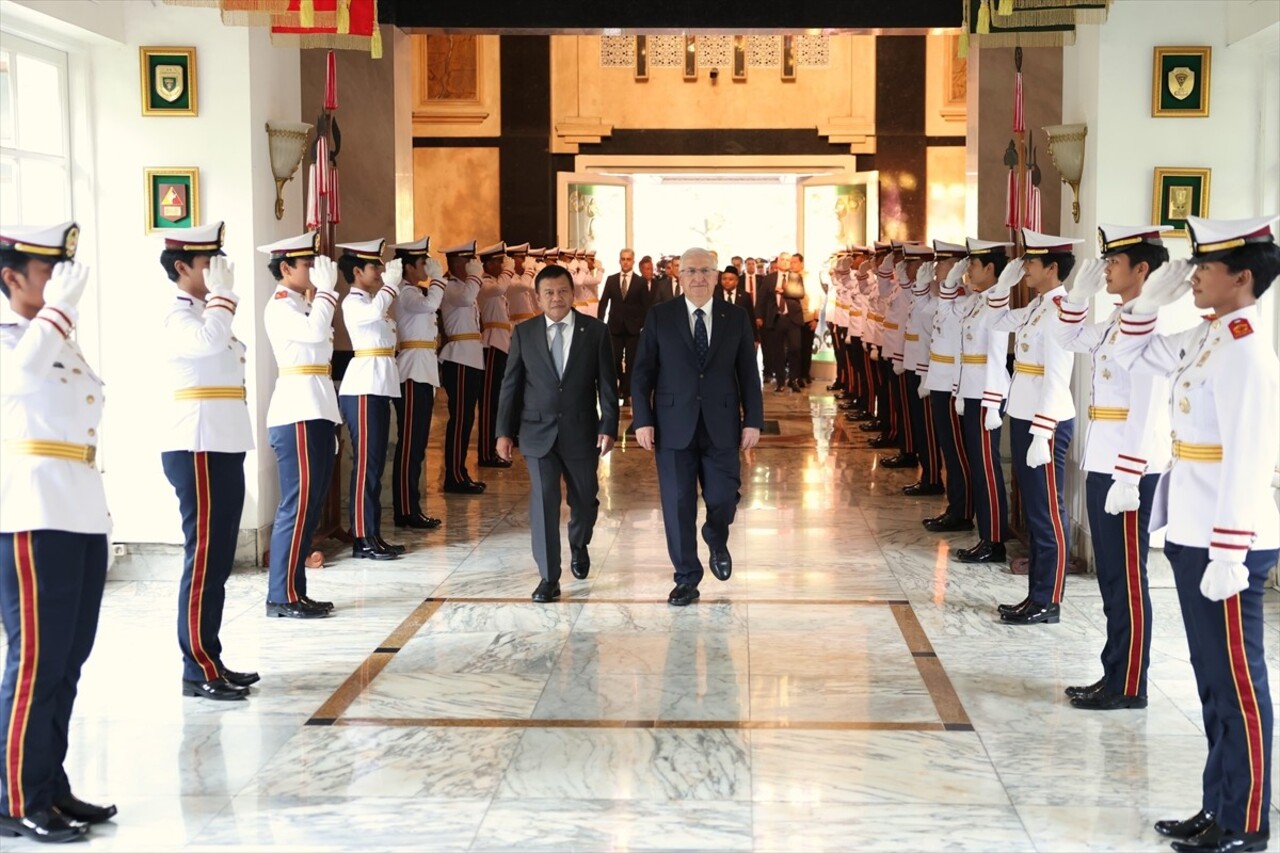 Milli Savunma Bakanı Yaşar Güler (solda), Malezya ziyaretinin ardından resmi ziyaret için...