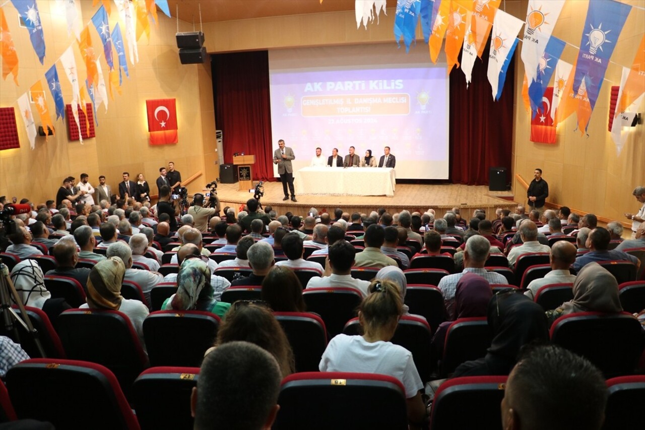 Milli Eğitim Bakanı Yusuf Tekin (sağ 2), çeşitli temaslarda bulunmak üzere geldiği Kilis'te...