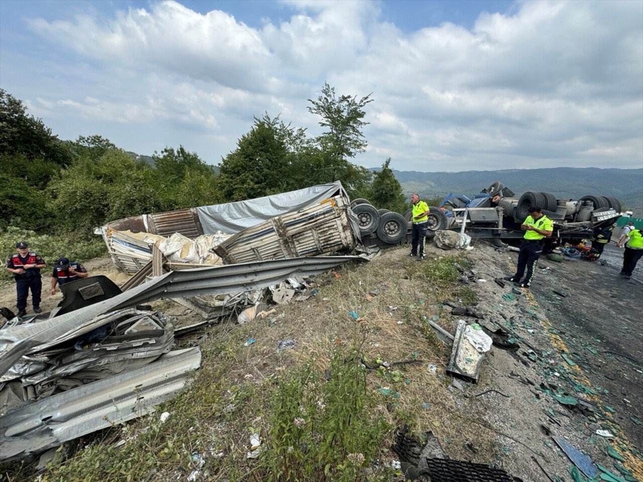 D-100 kara yolunun Düzce kesiminde tır ile otomobilin çarpışması sonucu 2 kişi hayatını kaybetti...