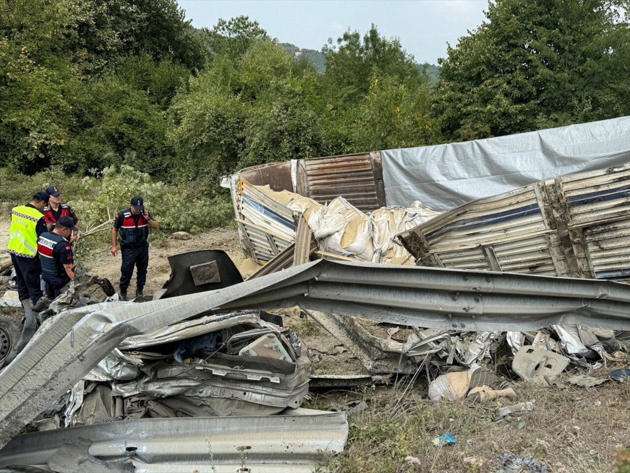 D-100 kara yolunun Düzce kesiminde tır ile otomobilin çarpışması sonucu 2 kişi hayatını kaybetti...