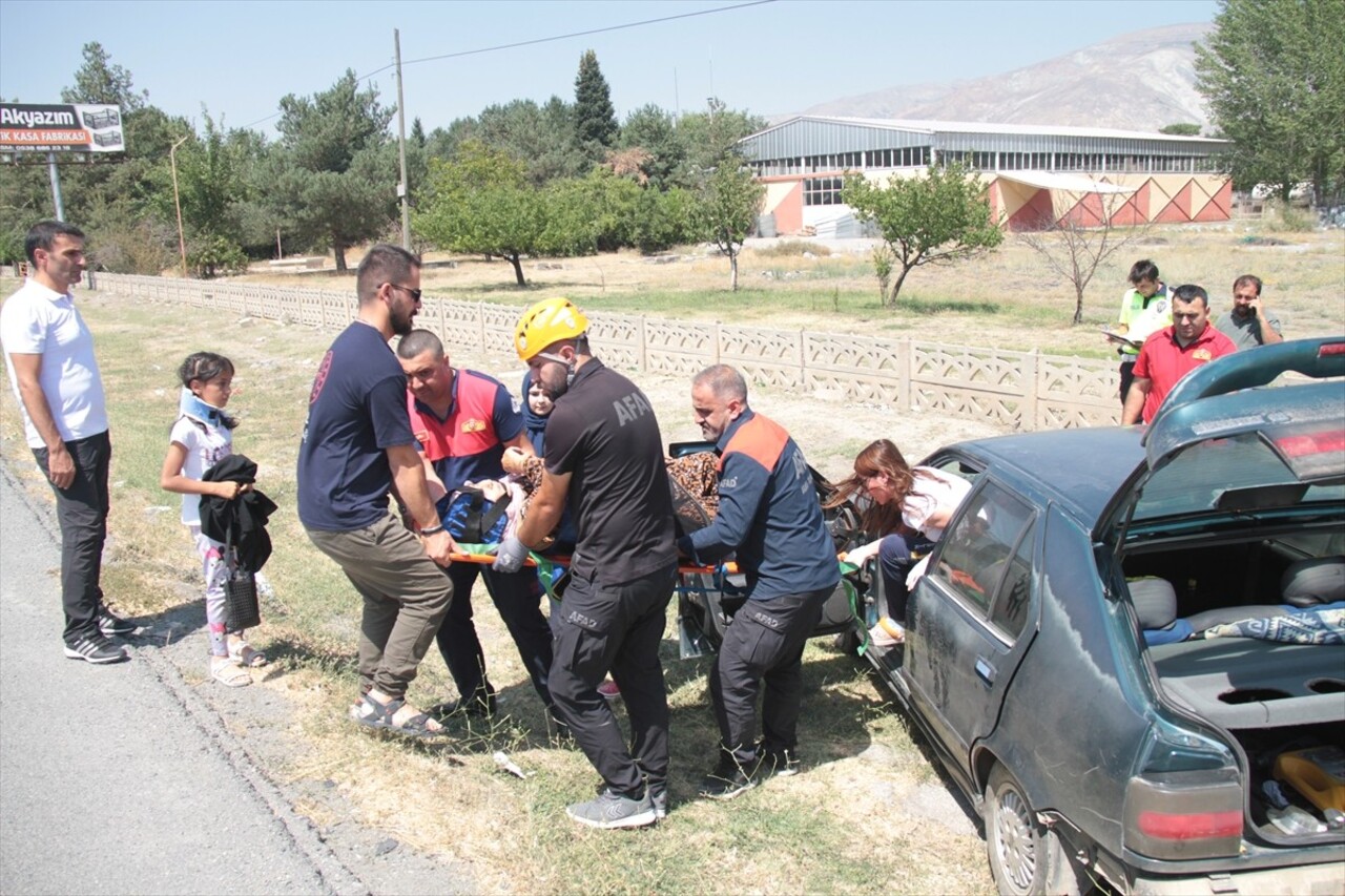 Erzincan'da yoldan çıkıp şarampole düşen otomobildeki ikisi çocuk 4 kişi yaralandı. Olay yerine...