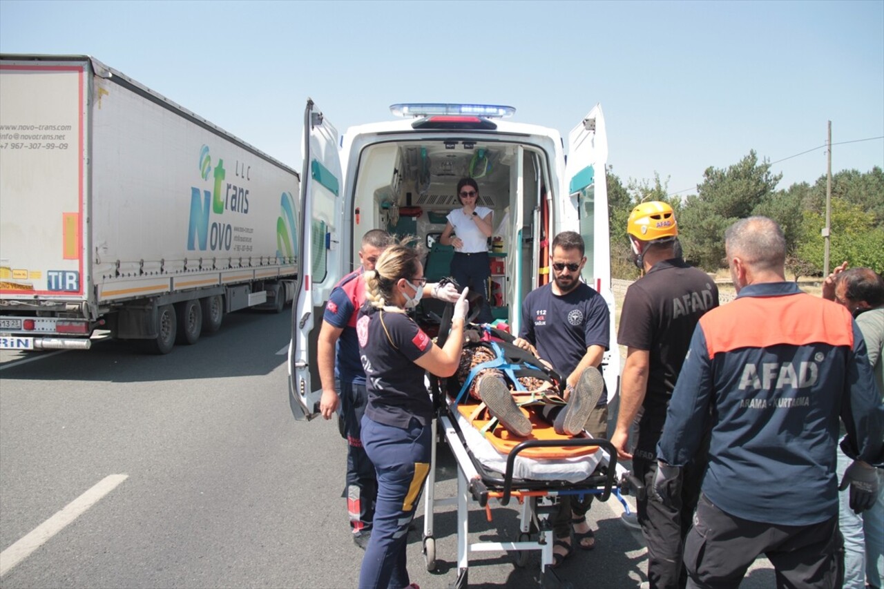 Erzincan'da yoldan çıkıp şarampole düşen otomobildeki ikisi çocuk 4 kişi yaralandı. Olay yerine...