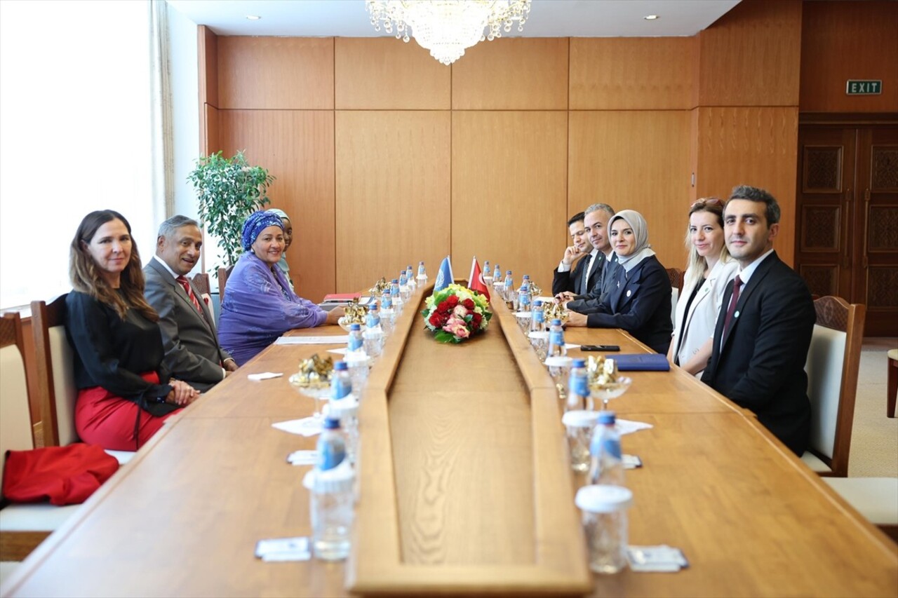 Aile ve Sosyal Hizmetler Bakanı Mahinur Özdemir Göktaş (solda), Moğolistan Cumhurbaşkanı...