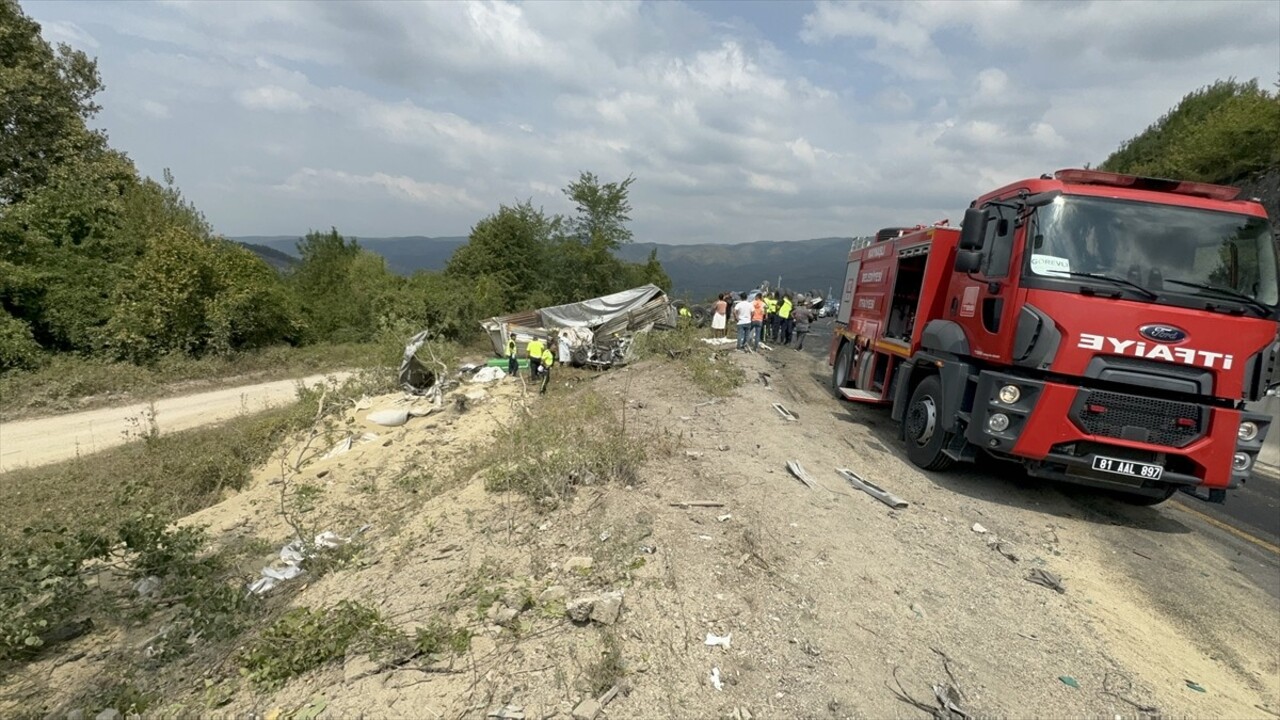 D-100 kara yolunun Düzce kesiminde tır ile otomobilin çarpışması sonucu 2 kişi hayatını kaybetti...