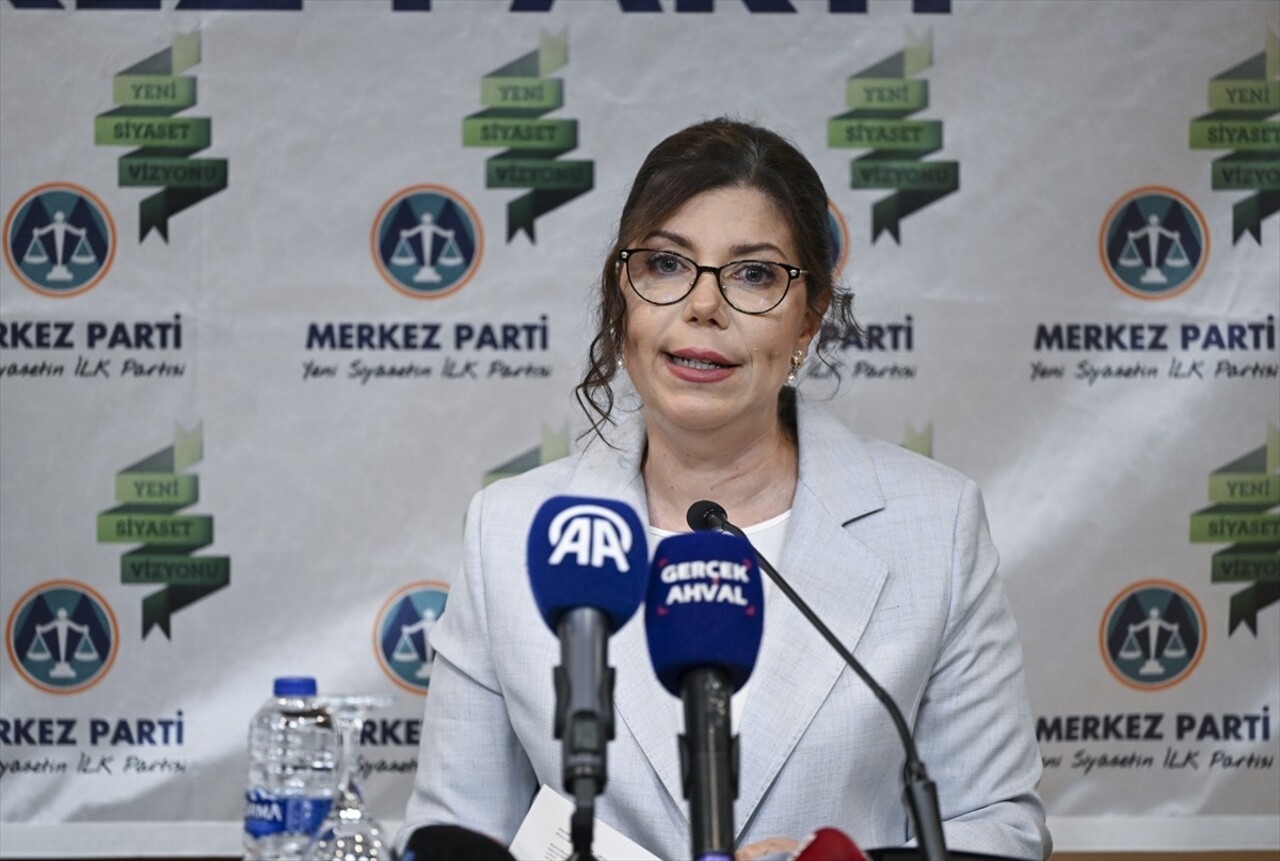 Merkez Parti Genel Başkanı Pelin Gündeş Bakır, olağanüstü kongrede parti genel başkanlığına...