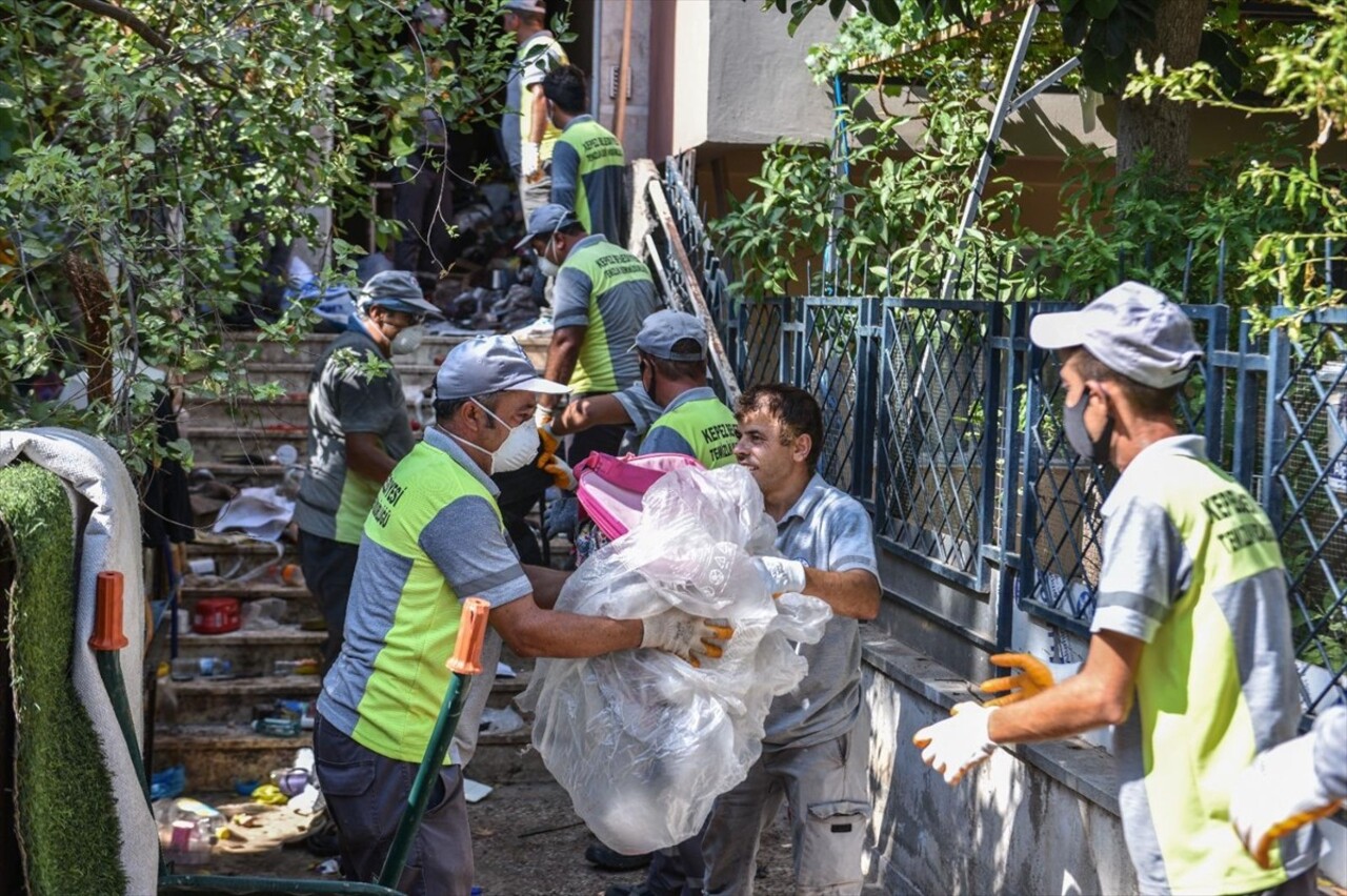 Antalya'nın Kepez ilçesinde bir apartmanda biriktirilen 6 kamyon atık belediye ekiplerince...