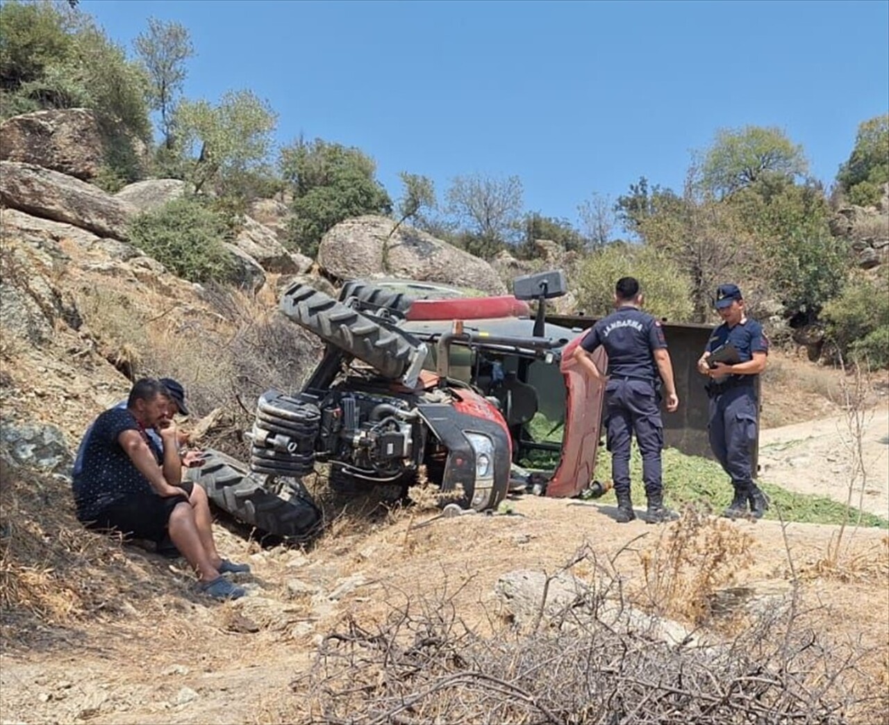 Aydın'ın Söke ilçesinde devrilen traktörün altında kalan sürücü yaşamını yitirdi.