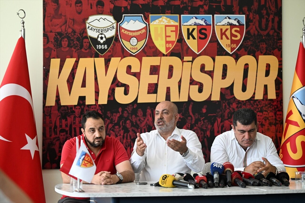 Kayserispor Kulübü Başkanı Ali Çamlı, kulüp tesislerinde düzenlediği basın toplantısında...