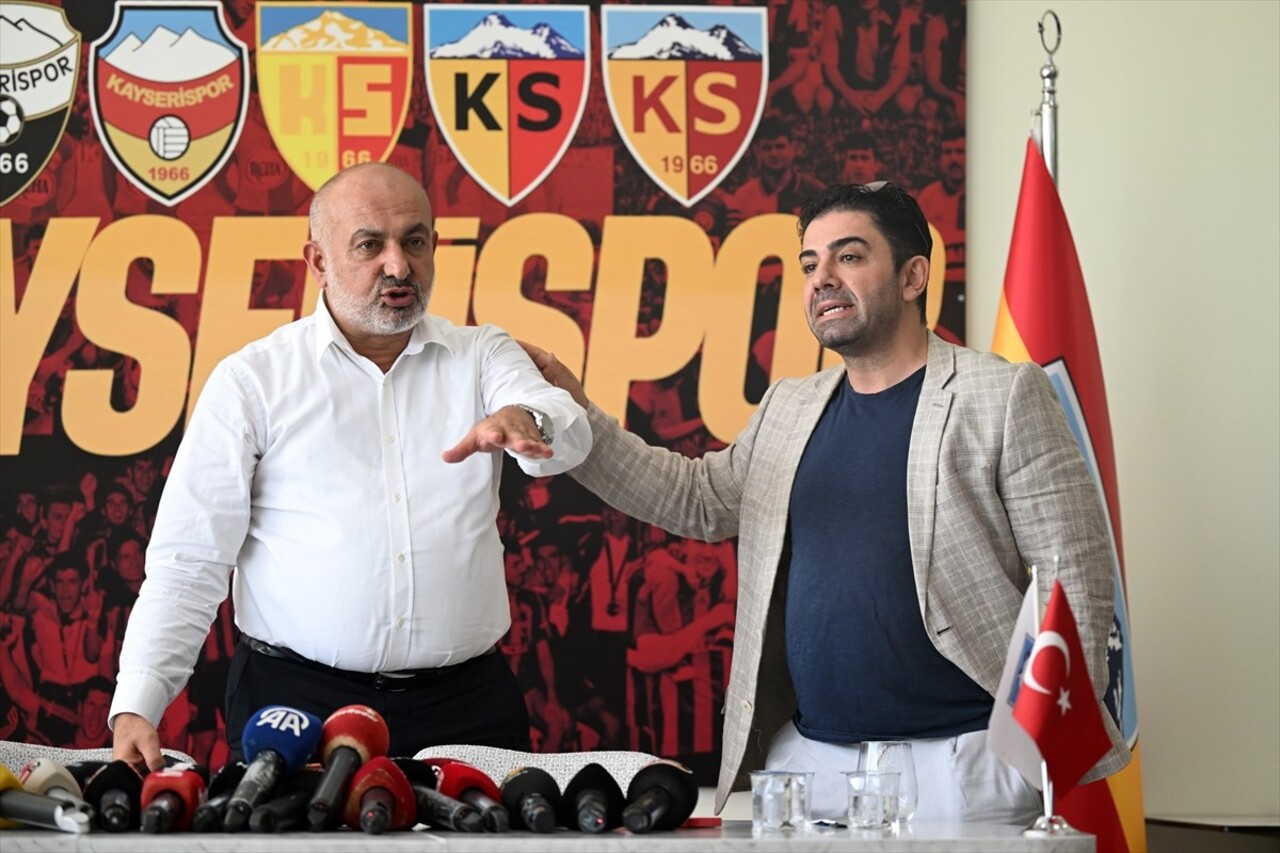 Kayserispor Kulübü Başkanı Ali Çamlı, kulüp tesislerinde düzenlediği basın toplantısında...