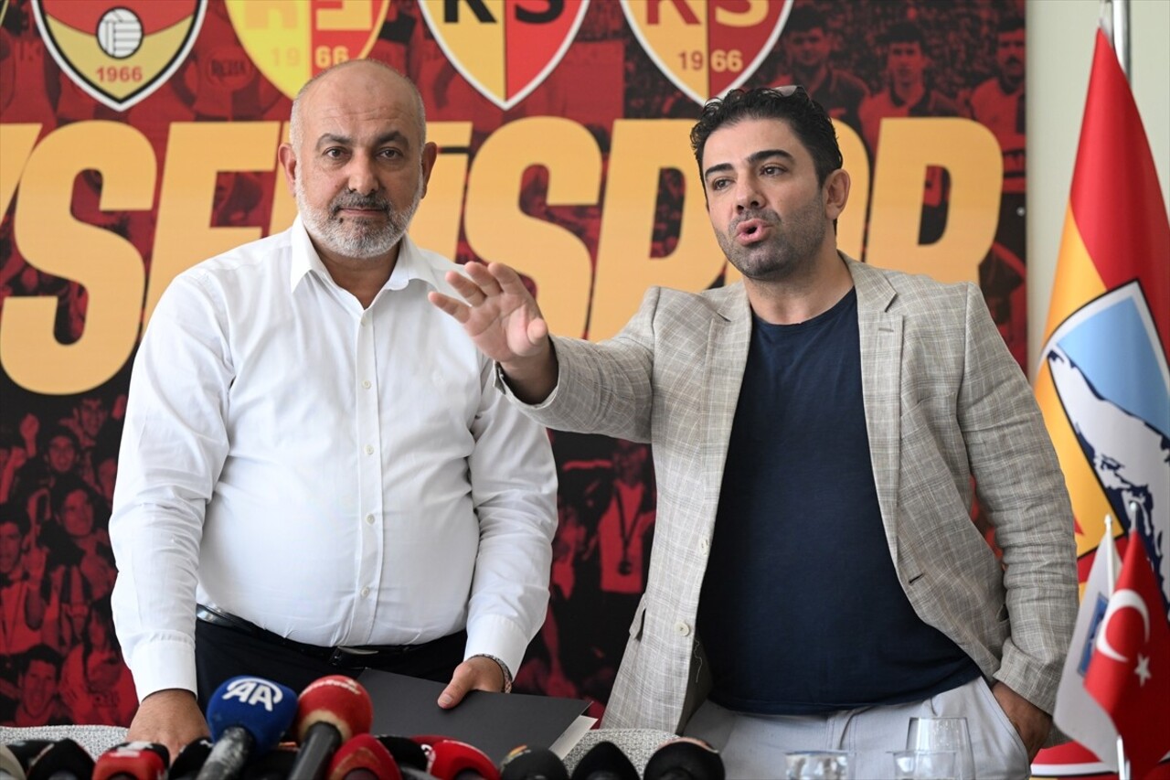 Kayserispor Kulübü Başkanı Ali Çamlı, kulüp tesislerinde düzenlediği basın toplantısında...