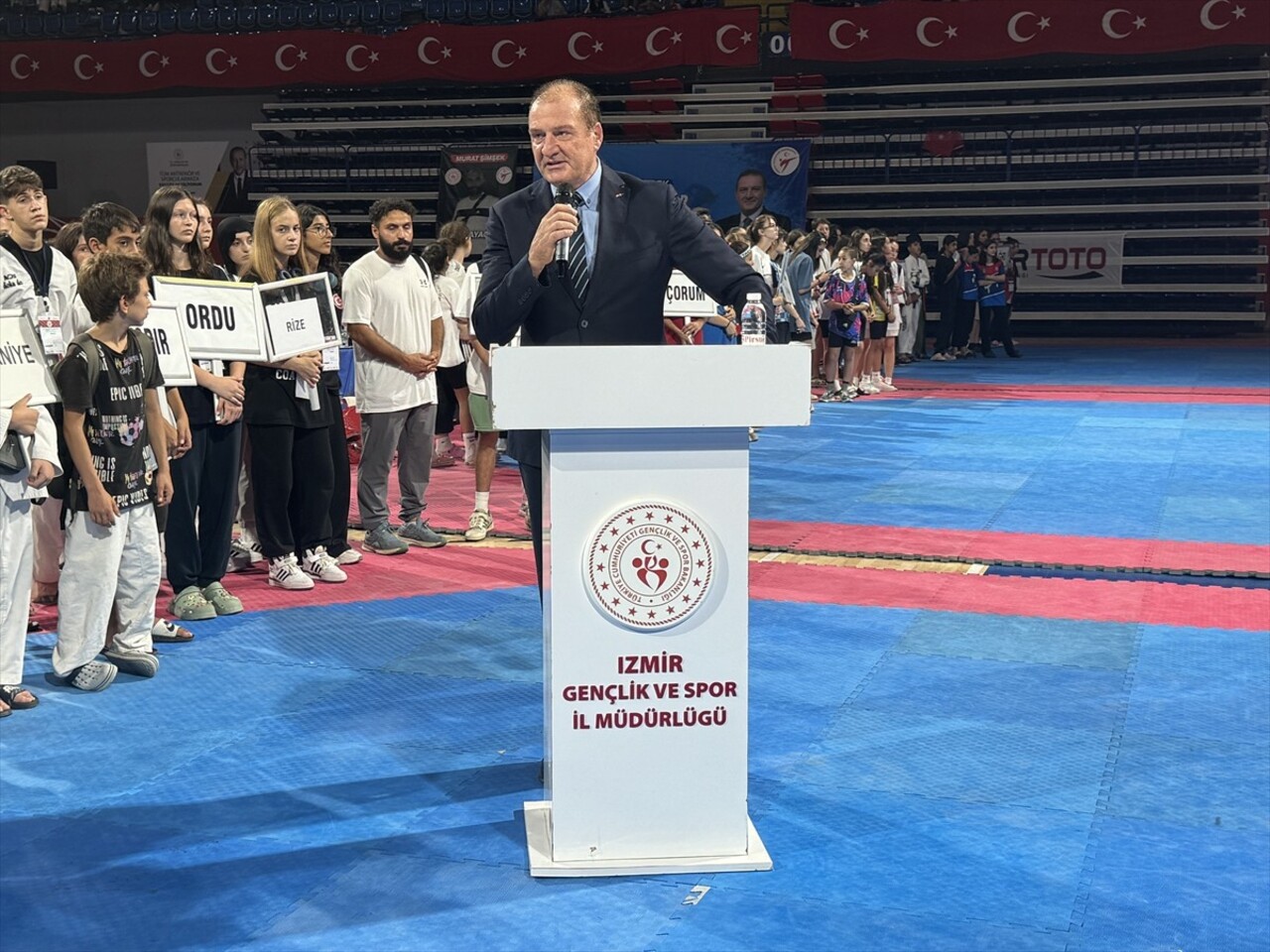 İzmir'de dün başlayan "Murat Şimşek Türkiye Yıldızlar Tekvando Şampiyonası"nın açılış seremonisi...