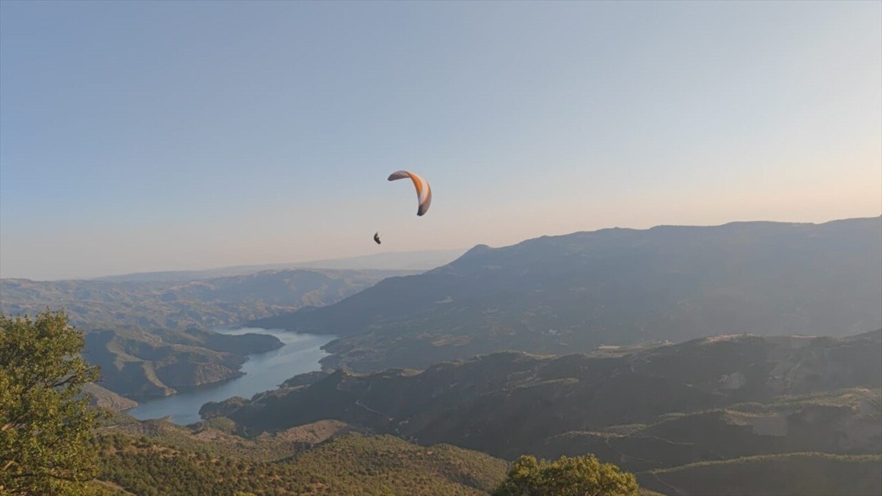 Çorum'un Oğuzlar ilçesindeki 1450 rakımlı Tekke Dağı'na yamaç paraşütü için "Uçuş Tescili Belgesi"...