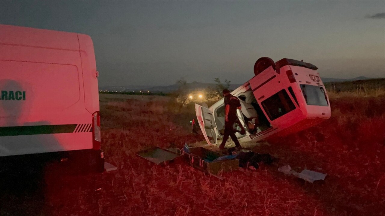 Kayseri'de şarampole devrilen hafif ticari araçtaki 1 kişi öldü, 3 kişi yaralandı. Yapılan...