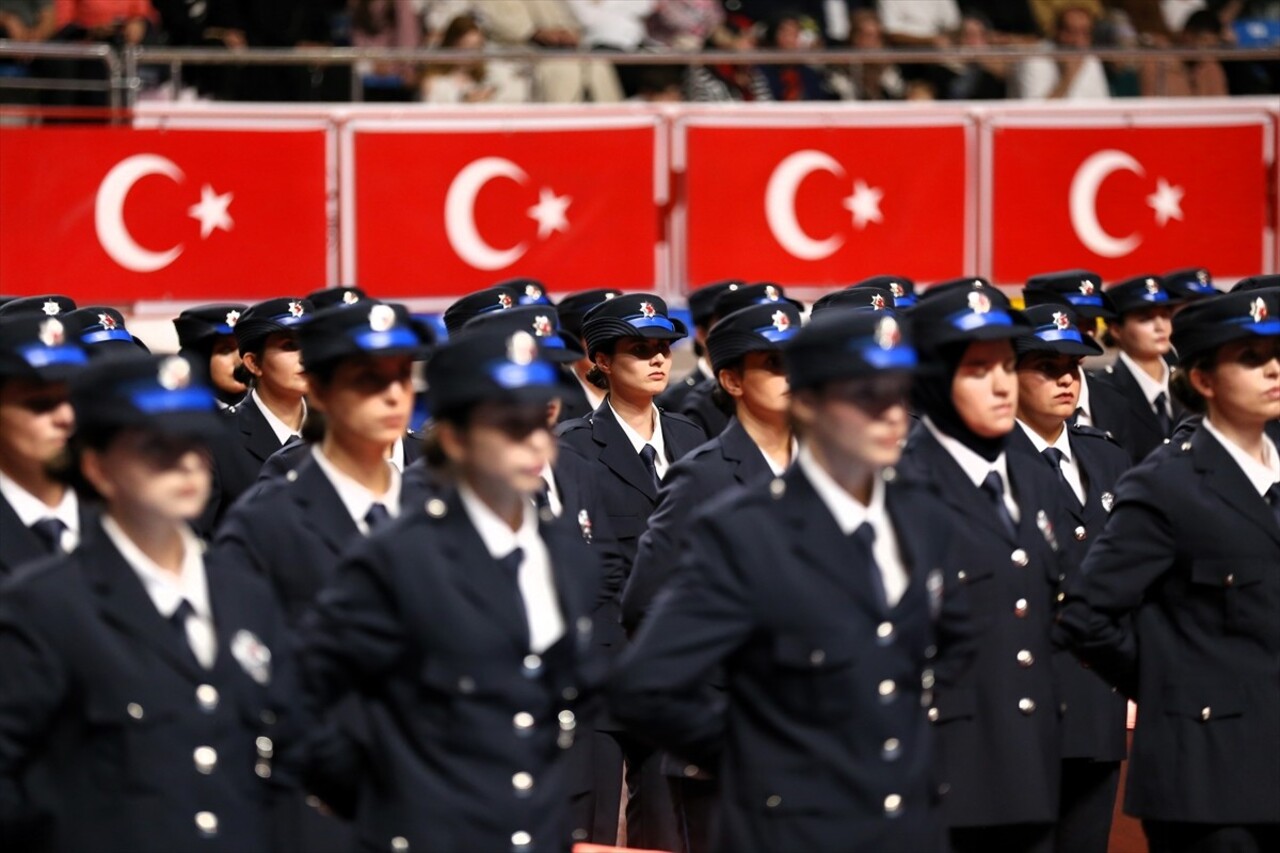 Aksaray Şehit Önder Güzel Polis Meslek Eğitim Merkezi'nde (POMEM) eğitimlerini tamamlayan 280...