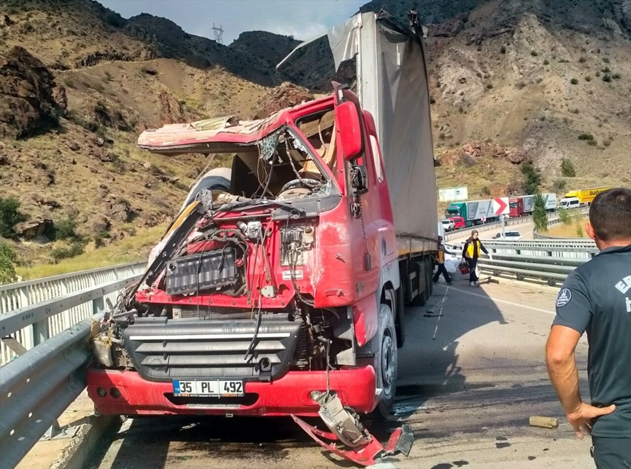 Erzurum'un Tortum ilçesinde bariyerlere çarpan tırın sürücüsü yaşamını yitirdi.