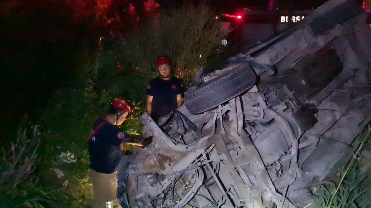 Bursa’nın İznik ilçesinde devrilen hafif ticari aracın sürücüsü öldü.