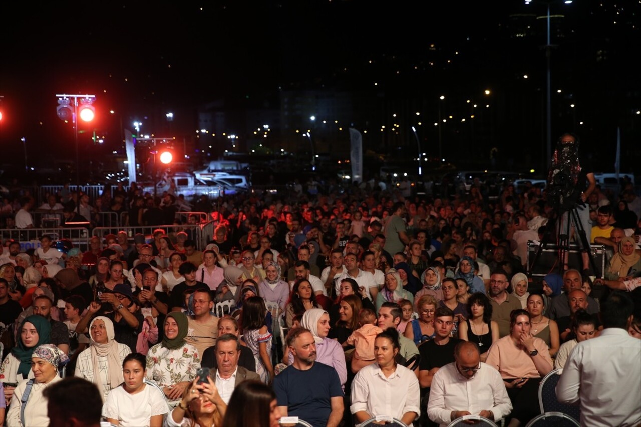 "TRT Sanatçıları Şehir Konserleri" Rize'de devam etti.