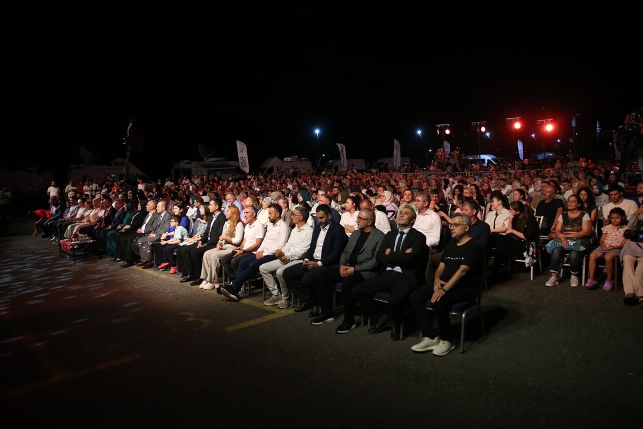 "TRT Sanatçıları Şehir Konserleri" Rize'de devam etti.