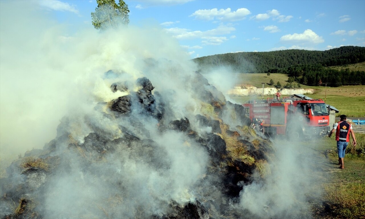 Kars'ın Sarıkamış ilçesinde, bir evin bahçesinde bulunan ot balyalarının tutuşması sonucu çıkan...