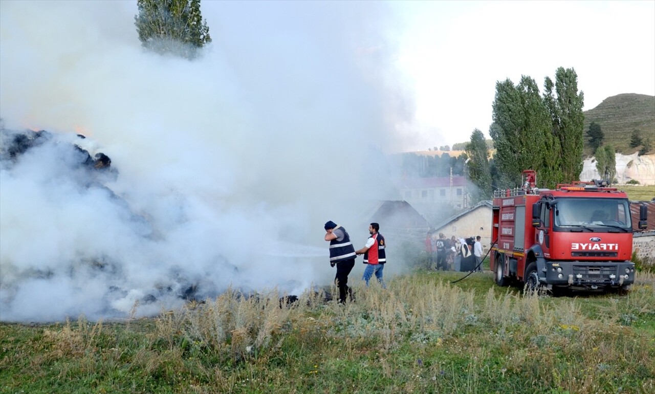 Kars'ın Sarıkamış ilçesinde, bir evin bahçesinde bulunan ot balyalarının tutuşması sonucu çıkan...