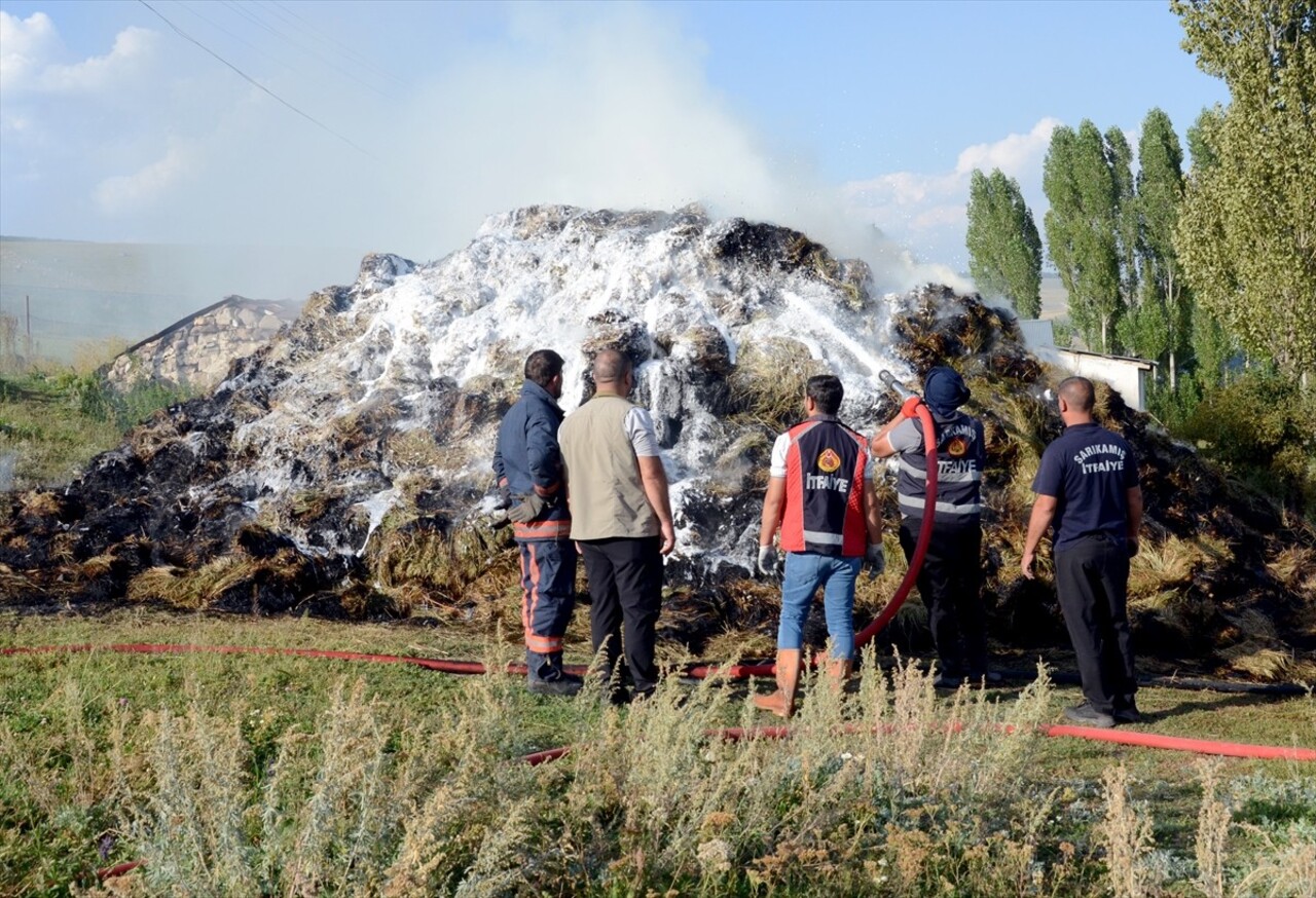 Kars'ın Sarıkamış ilçesinde, bir evin bahçesinde bulunan ot balyalarının tutuşması sonucu çıkan...