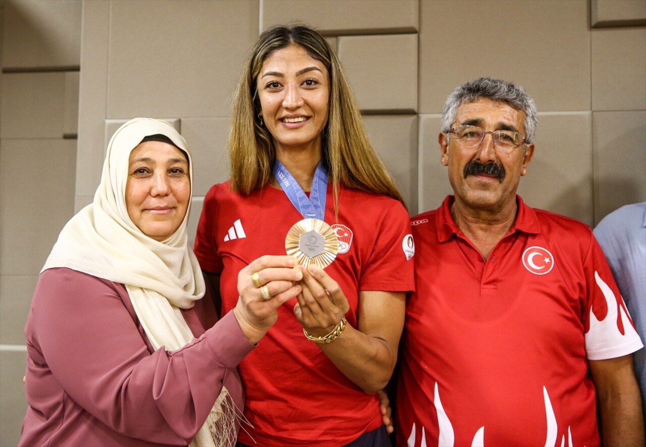 Paris 2024 Olimpiyat Oyunları'nda bronz madalya kazanan milli tekvandocu Nafia Kuş Aydın (ortada)...