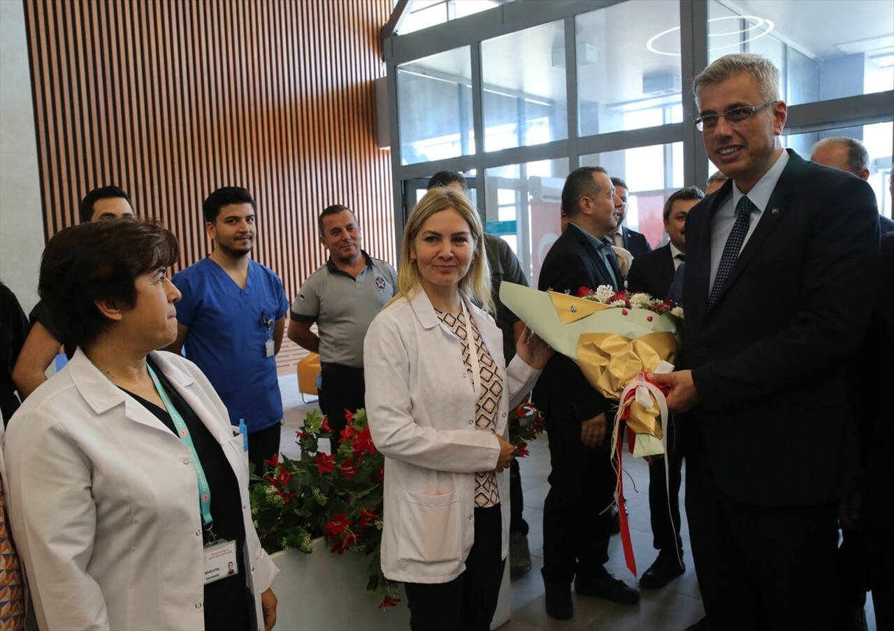 Sağlık Bakanı Kemal Memişoğlu, programı kapsamında Hatay'da çeşitli ziyaretler gerçekleştirdi....