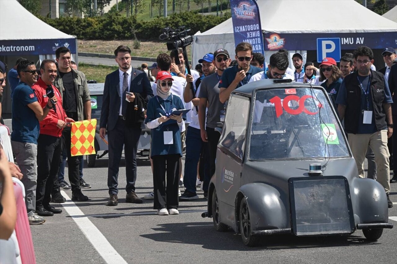 Havacılık, Uzay ve Teknoloji Festivali (TEKNOFEST) kapsamında düzenlenen Robotaksi Binek Otonom...