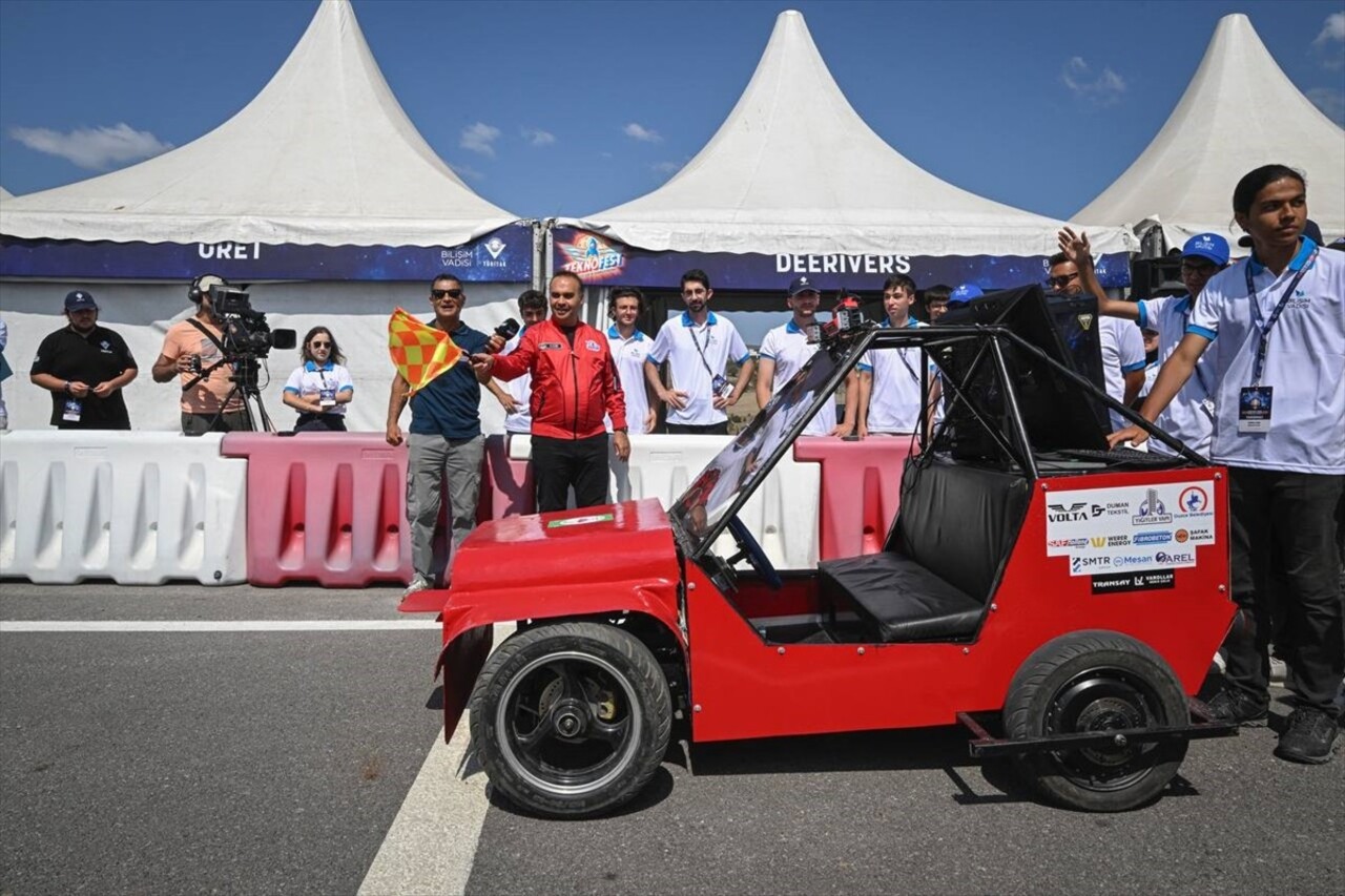 Havacılık, Uzay ve Teknoloji Festivali (TEKNOFEST) kapsamında düzenlenen Robotaksi Binek Otonom...