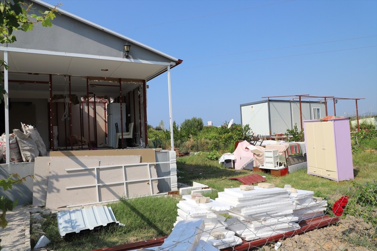 İzmir'in Menderes ilçesinde kanuna aykırı inşa edildiği belirlenen 156 hobi bahçesinin yıkılmaya...