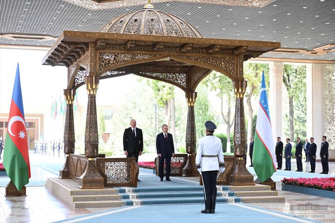 Özbekistan Cumhurbaşkanı Şevket Mirziyoyev (sağda) ve Azerbaycan Cumhurbaşkanı İlham Aliyev...