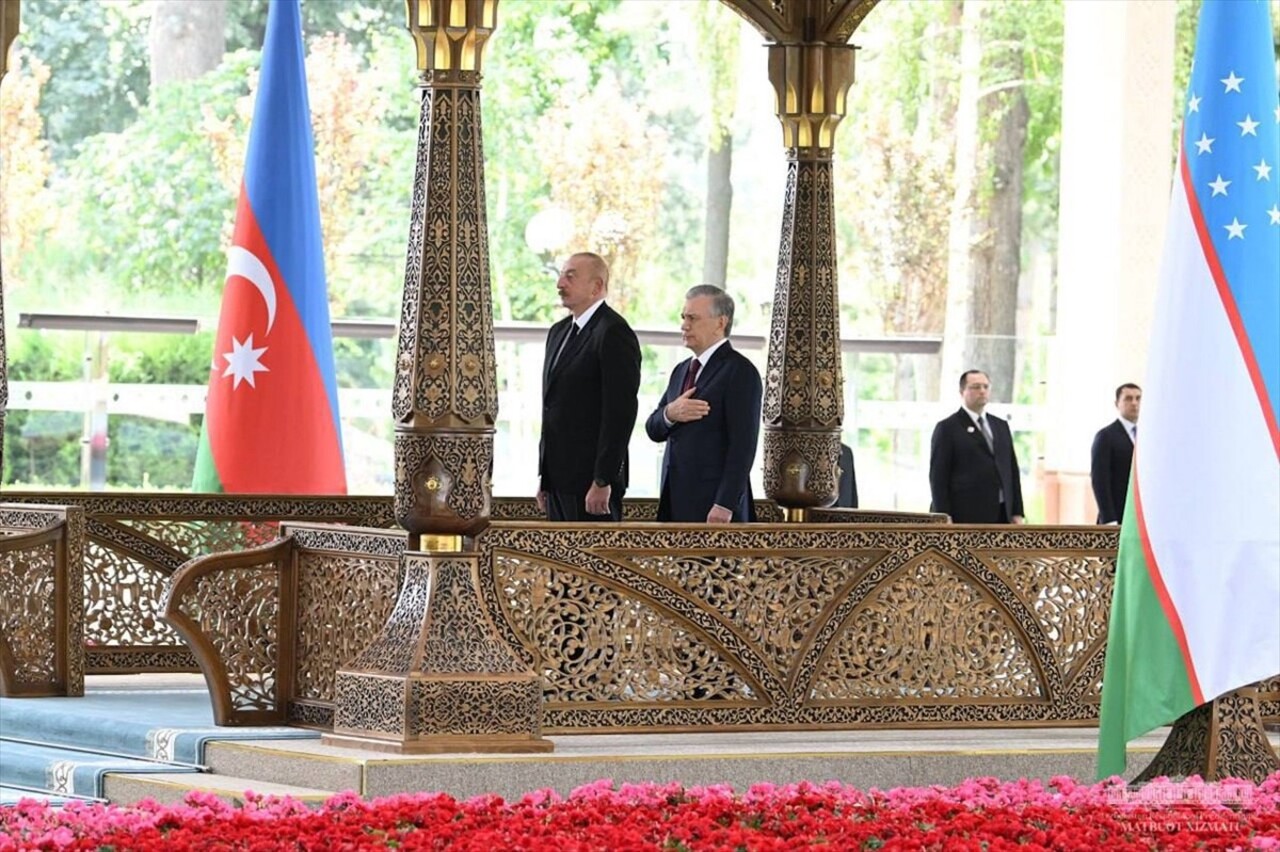 Özbekistan Cumhurbaşkanı Şevket Mirziyoyev (sağda) ve Azerbaycan Cumhurbaşkanı İlham Aliyev...