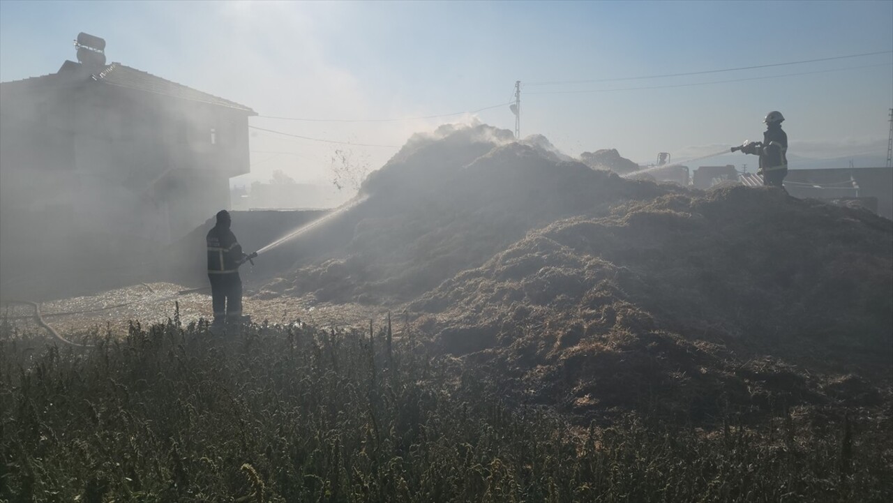 Amasya'nın Suluova ilçesinde bir samanlıkta meydana gelen yangında 80 ton saman yandı. İtfaiye...