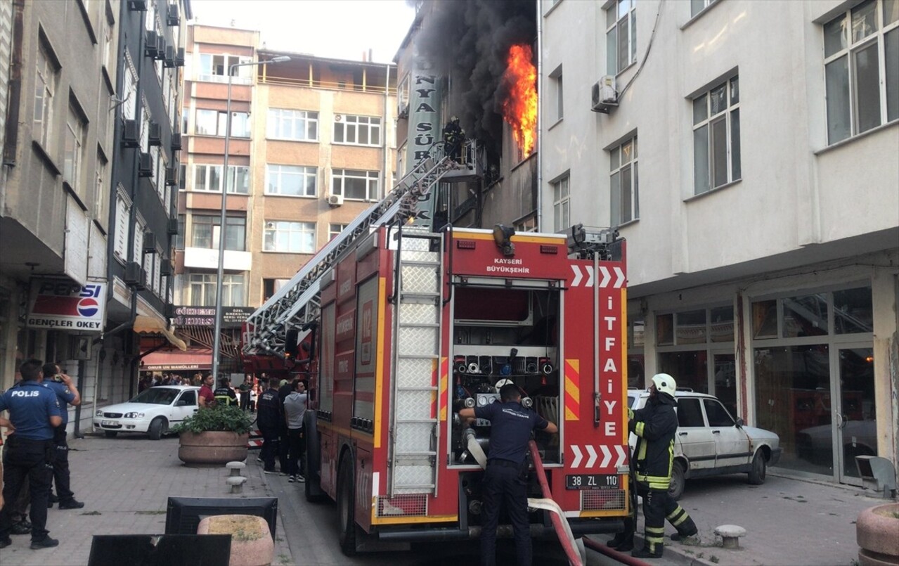 Kayseri'nin merkez Melikgazi ilçesinde bir iş yerinde çıkan ve itfaiye ekiplerince söndürülen...