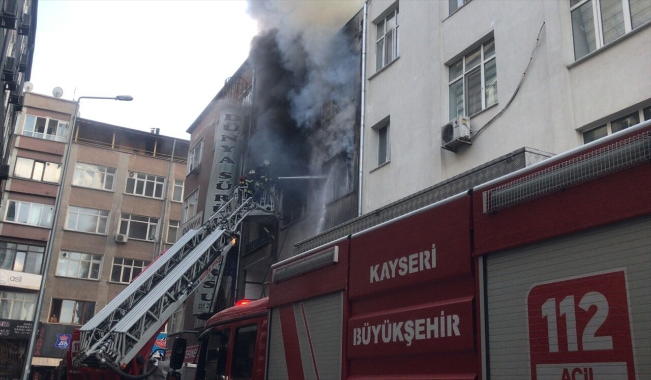 Kayseri'nin merkez Melikgazi ilçesinde bir iş yerinde çıkan ve itfaiye ekiplerince söndürülen...