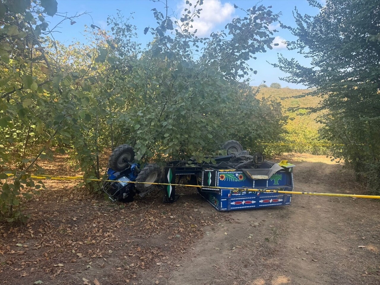 Sakarya'nın Karasu ilçesinde tarım aracının devrilmesi sonucu 1 kişi hayatını kaybetti, 3 kişi...