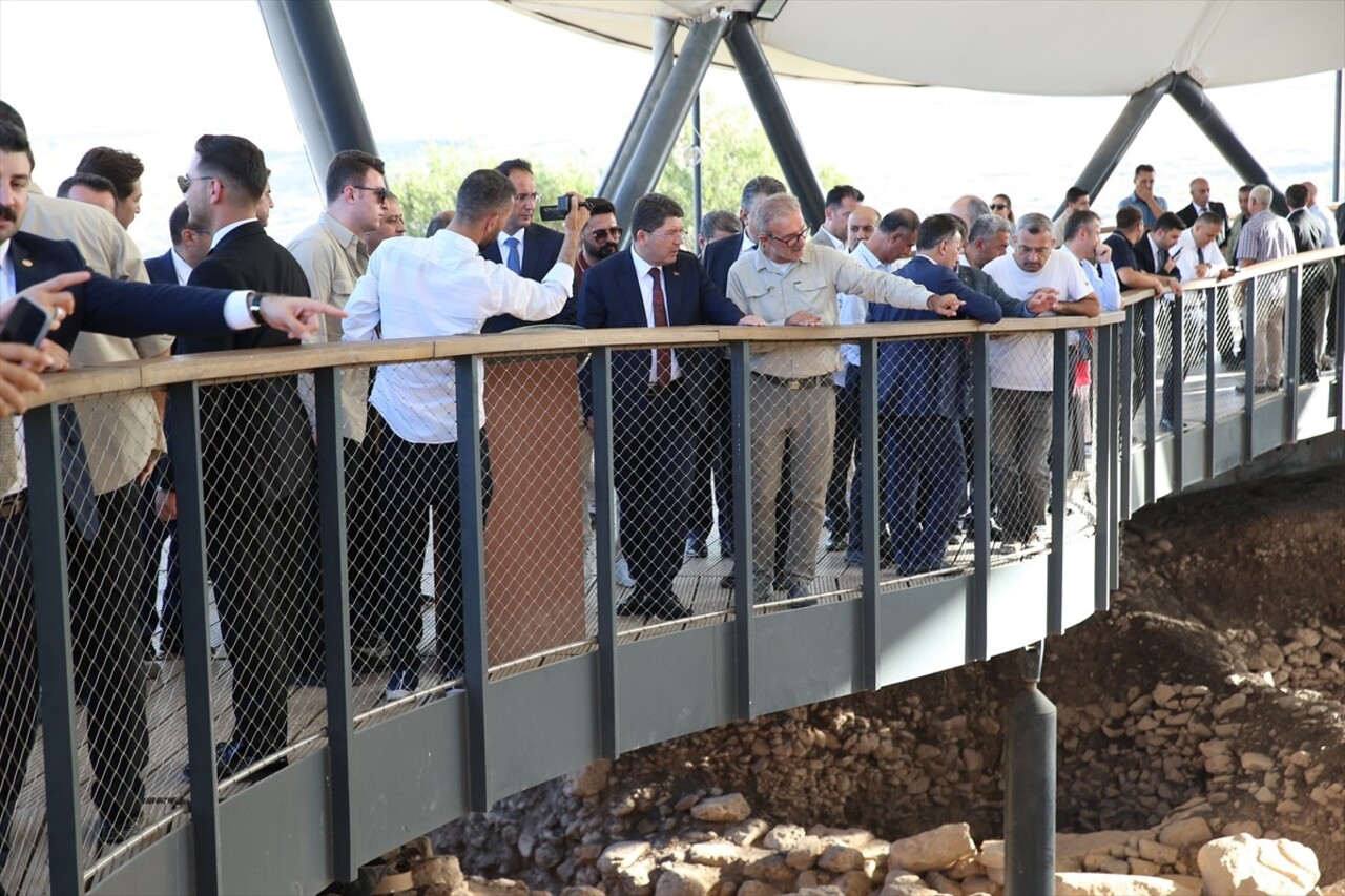 Adalet Bakanı Yılmaz Tunç (ortada), 12 bin yıllık geçmişiyle "tarihin sıfır noktası" olarak...