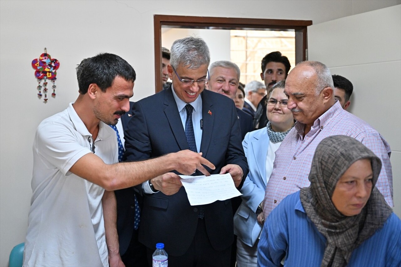 Sağlık Bakanı Kemal Memişoğlu (sol 4), Osmaniye Valiliğini ziyaret etti. Bakan Memişoğlu, burada...